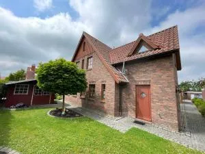 Ferienhaus Henny: 6 Geh-Minuten vom Hafen. Privater Garten - Dyksterhusen