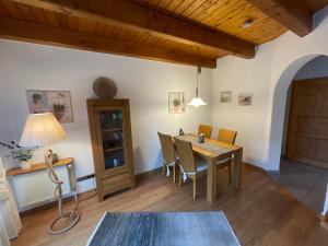 Ferienhaus Henny: 6 Geh-Minuten vom Hafen. Privater Garten