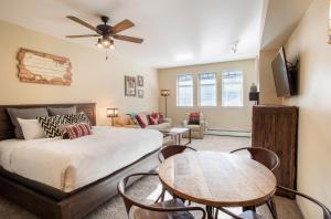 Beautiful Ski-In Ski-Out Top Floor Studio Condo at Fraser Crossing Founders Pointe condo