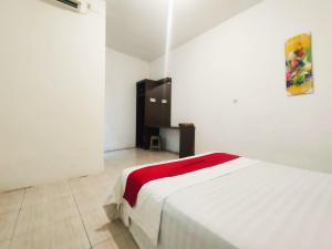 RedDoorz Syariah near RS Siti Khodijah Sepanjang