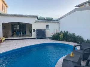 Chambre dans villa avec piscine - La Paix