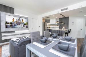 Cozy 2BR condo-Modern-Best Location-6165