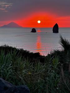 Isole Eolie, Vulcano - Favoloso bivani con piscina acqua di mare e vista sulle isole eolie