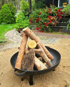 Dom letniskowy przy lesie nad jeziorem