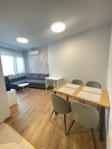 Top Center 2-BR Apartment with lovely Outdoor Area