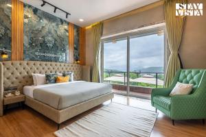 StayVista at La Rive with Swimming Pool & Lake View Villa