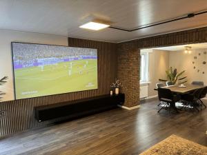 Geräumiges Apartment mit XXL Leinwand I Parkplatz I WiFi