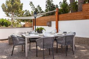 Moderna villa con piscina y amplio jardín