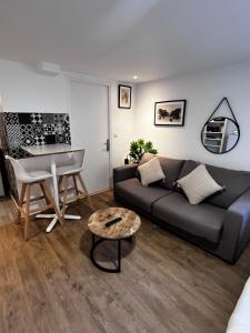 Appartements Studio proche gare et Versailles 4 min a pied train vers Paris : photos des chambres