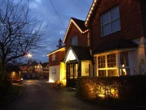 Corner House Hotel Gatwick with bookable Holiday parking - 查尔伍德