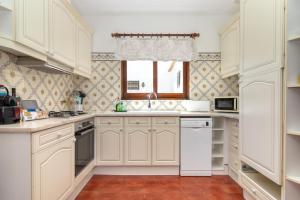 4 Bed Villa, Pool & Tennis Court in Carvoeiro