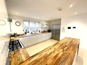 Thorndale - Luxury Coastal Home - Hot Tub , Cinema & Games Room