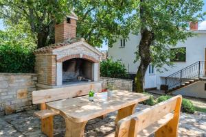 Casa Ana Tripari by Briskva