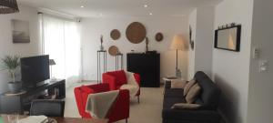 Chez Camille appartement spacieux 75m2 climatisation wifi parking terrasse et cour privative a 50 m de la plage