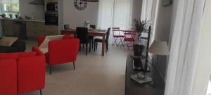 Chez Camille appartement spacieux 75m2 climatisation wifi parking terrasse et cour privative a 50 m de la plage