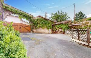 Maisons de vacances Beautiful Home In Couhe : photos des chambres