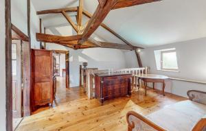 Maisons de vacances Beautiful Home In Couhe : photos des chambres