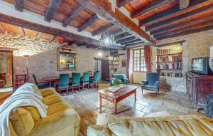 Maisons de vacances Beautiful Home In Couhe : photos des chambres