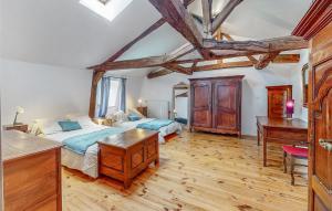 Maisons de vacances Beautiful Home In Couhe : photos des chambres