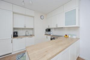 Klimatyzowany Apartament z Parkingiem w Stolicy by Noclegi Renters