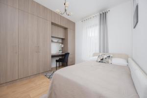Klimatyzowany Apartament z Parkingiem w Stolicy by Noclegi Renters