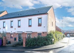 Beautiful 2-bedroom house with parking and garden