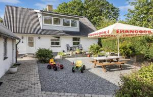 3 Bedroom Beautiful Home In Roslev