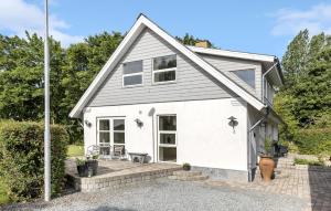 3 Bedroom Beautiful Home In Roslev