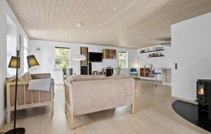 3 Bedroom Beautiful Home In Roslev