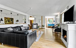 6 Bedroom Lovely Home In Skibby