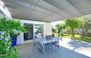 Maisons de vacances 3 Bedroom Beautiful Home In Remoulins : photos des chambres