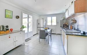 Maisons de vacances 3 Bedroom Beautiful Home In Remoulins : photos des chambres
