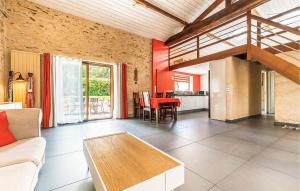 Maisons de vacances 4 Bedroom Gorgeous Home In Bouguenais : photos des chambres