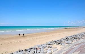 Maisons de vacances 3 Bedroom Beautiful Home In Lessay : photos des chambres
