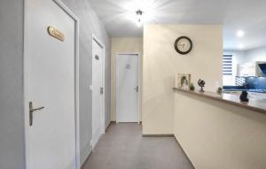 Maisons de vacances 3 Bedroom Beautiful Home In Lessay : photos des chambres