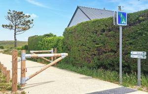 Maisons de vacances 3 Bedroom Beautiful Home In Lessay : Maison de Vacances 3 Chambres 