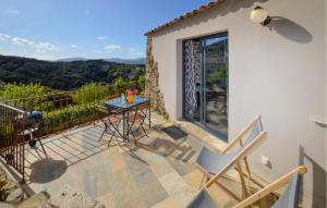 Maisons de vacances Beautiful Home In Petreto Bicchisano : photos des chambres