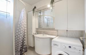 Maisons de vacances 3 Bedroom Beautiful Home In Lessay : photos des chambres