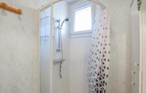 Maisons de vacances 3 Bedroom Beautiful Home In Lessay : photos des chambres