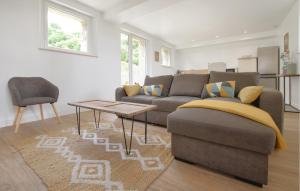 Maisons de vacances Cozy Home In La Pernelle With Wifi : photos des chambres