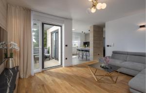 3 Bedroom Nice Apartment In Kozino 