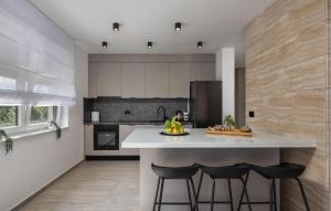 3 Bedroom Nice Apartment In Kozino 