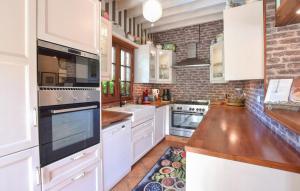 Maisons de vacances 3 Bedroom Gorgeous Home In Deauville : photos des chambres