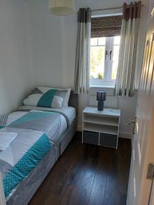 Spacious 4 Bed house with parking and garden at Reading