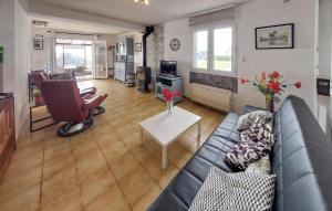 Maisons de vacances 4 Bedroom Cozy Home In Plouarzel : photos des chambres