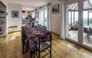 Maisons de vacances 4 Bedroom Cozy Home In Plouarzel : photos des chambres