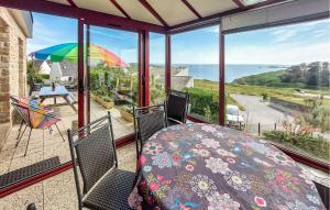 Maisons de vacances 4 Bedroom Cozy Home In Plouarzel : photos des chambres