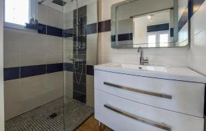 Maisons de vacances 4 Bedroom Cozy Home In Plouarzel : photos des chambres