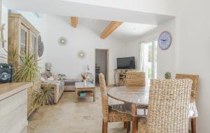 Maisons de vacances 1 Bedroom Gorgeous Home In Auriol : photos des chambres