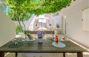 Cozy Apartment In Nin With Wifi